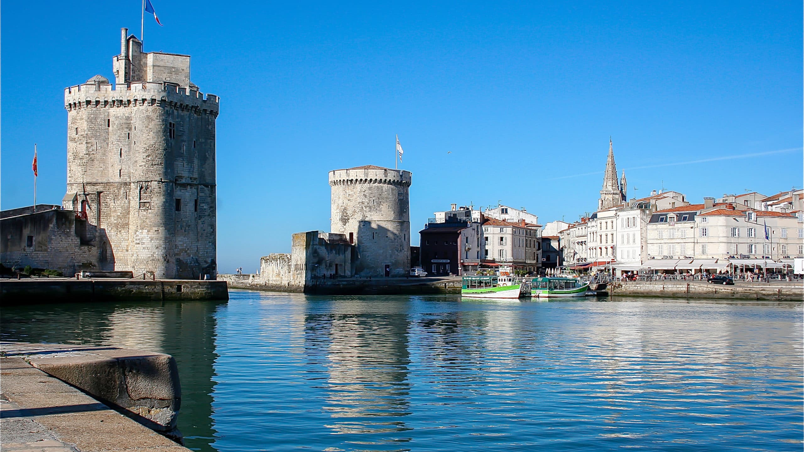 Tours anciennes et port à La Rochelle, France.