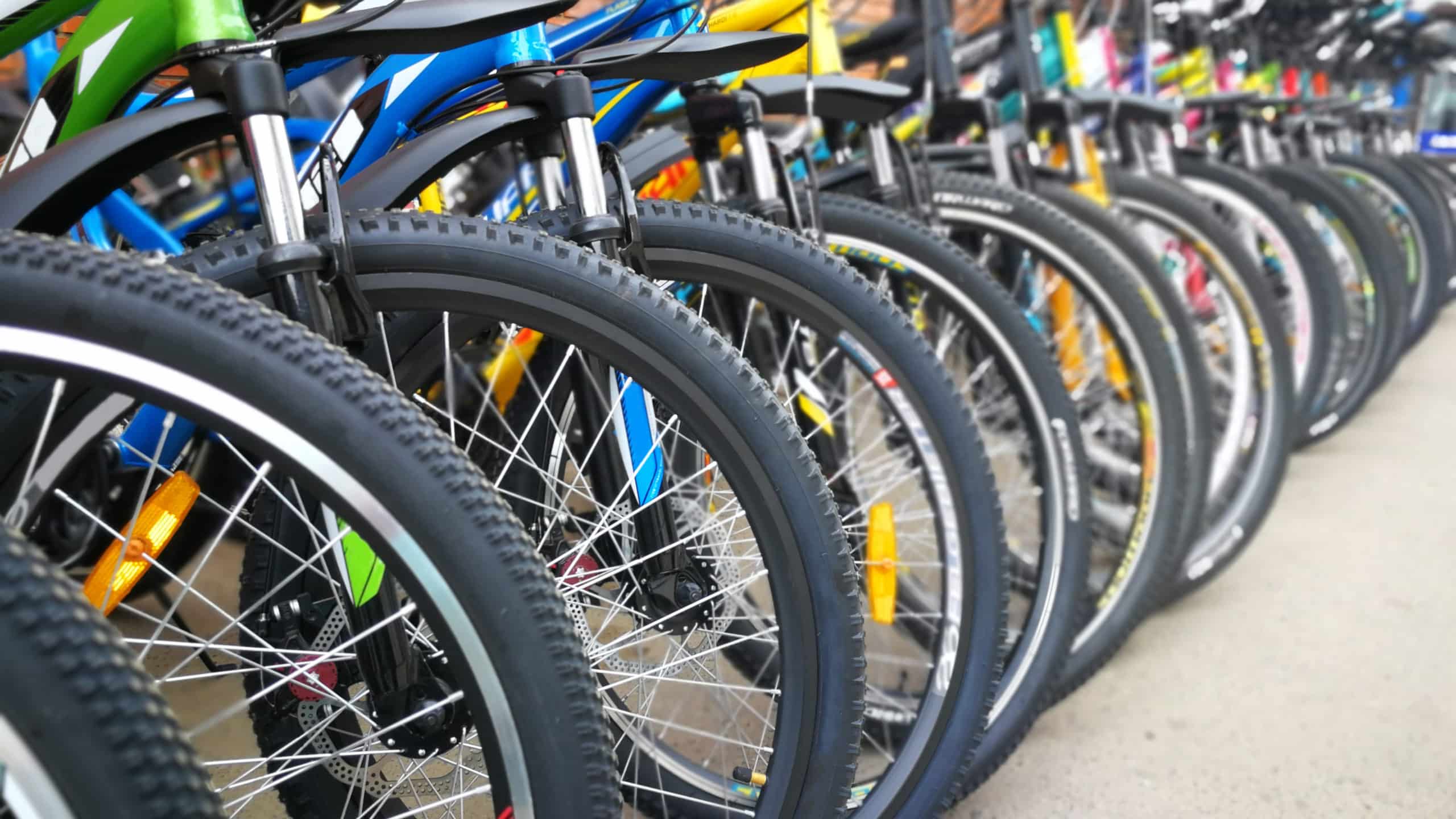Rangée de roues de vélos colorés alignés.