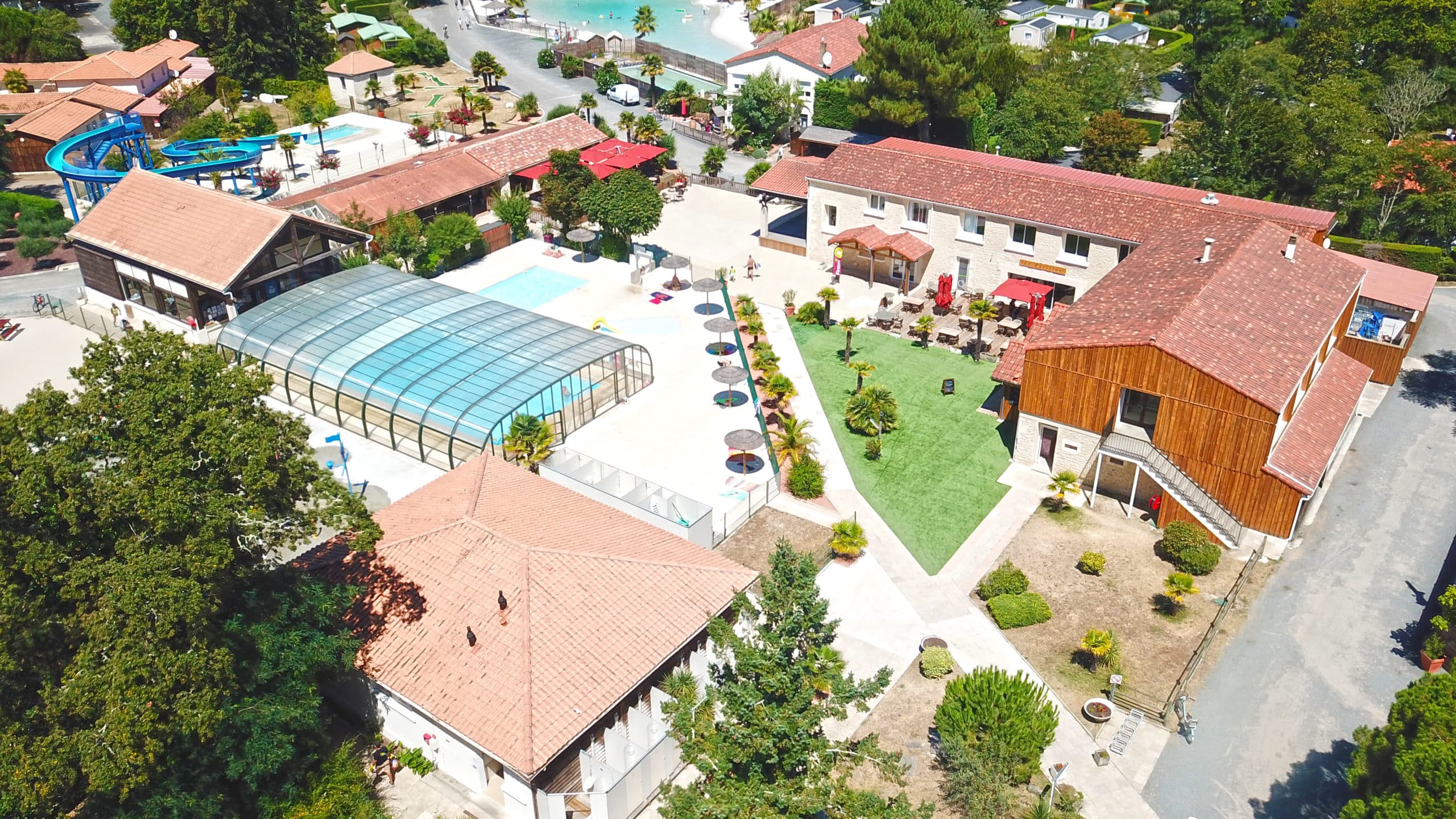Vue aérienne d'un complexe touristique avec piscine.