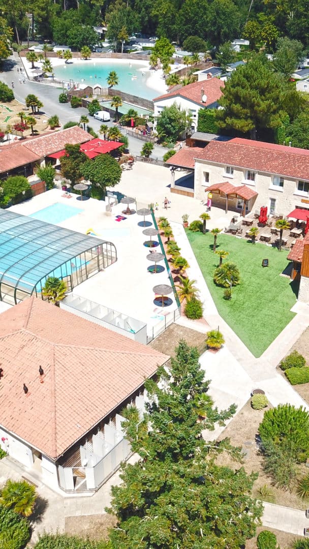 Vue aérienne d'un complexe touristique avec piscine.