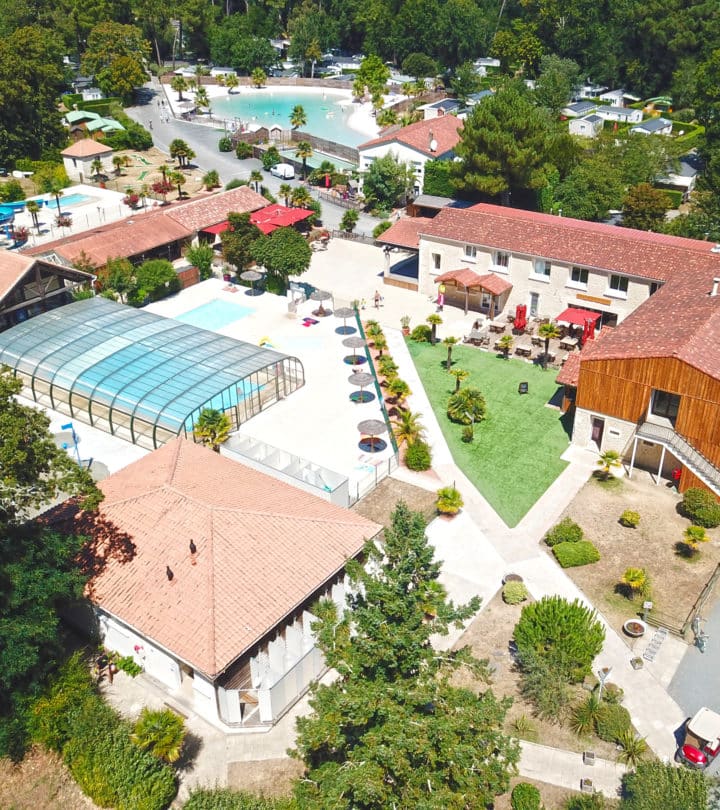 Vue aérienne d'un complexe touristique avec piscine.