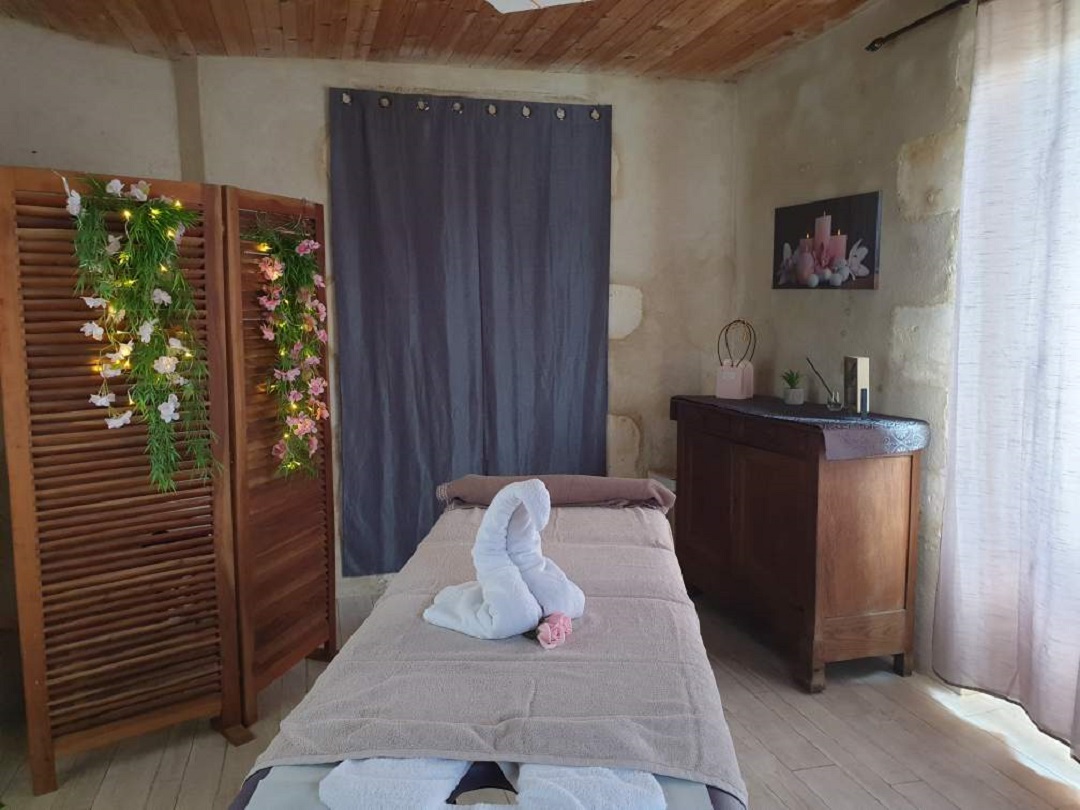 Salle de massage avec décor floral apaisant.