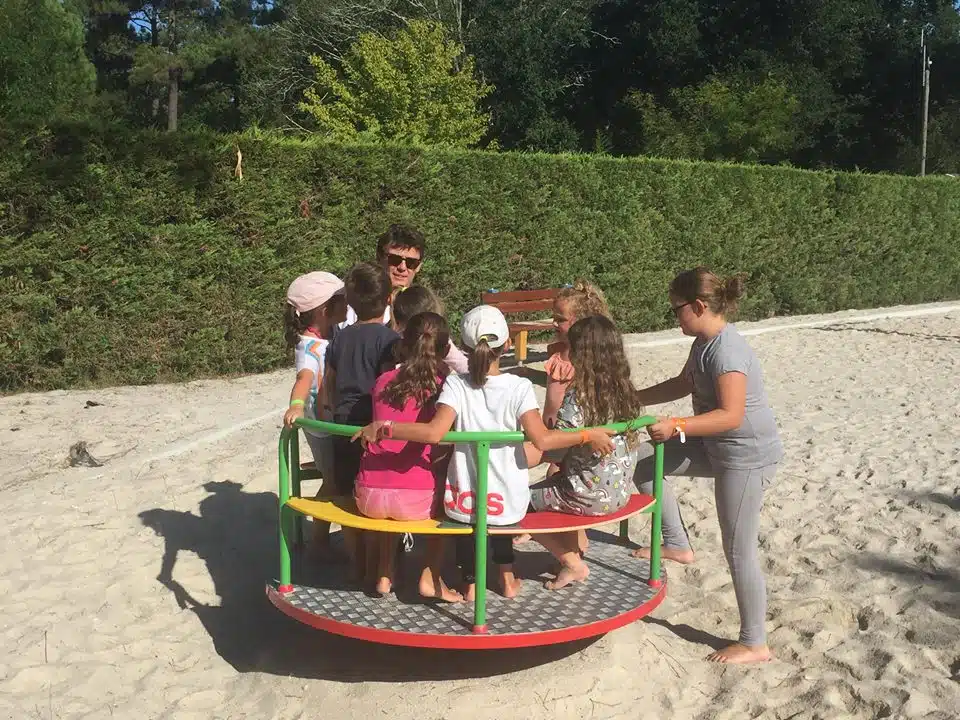 Kinder spielen auf einem Drehkreuz im Park.