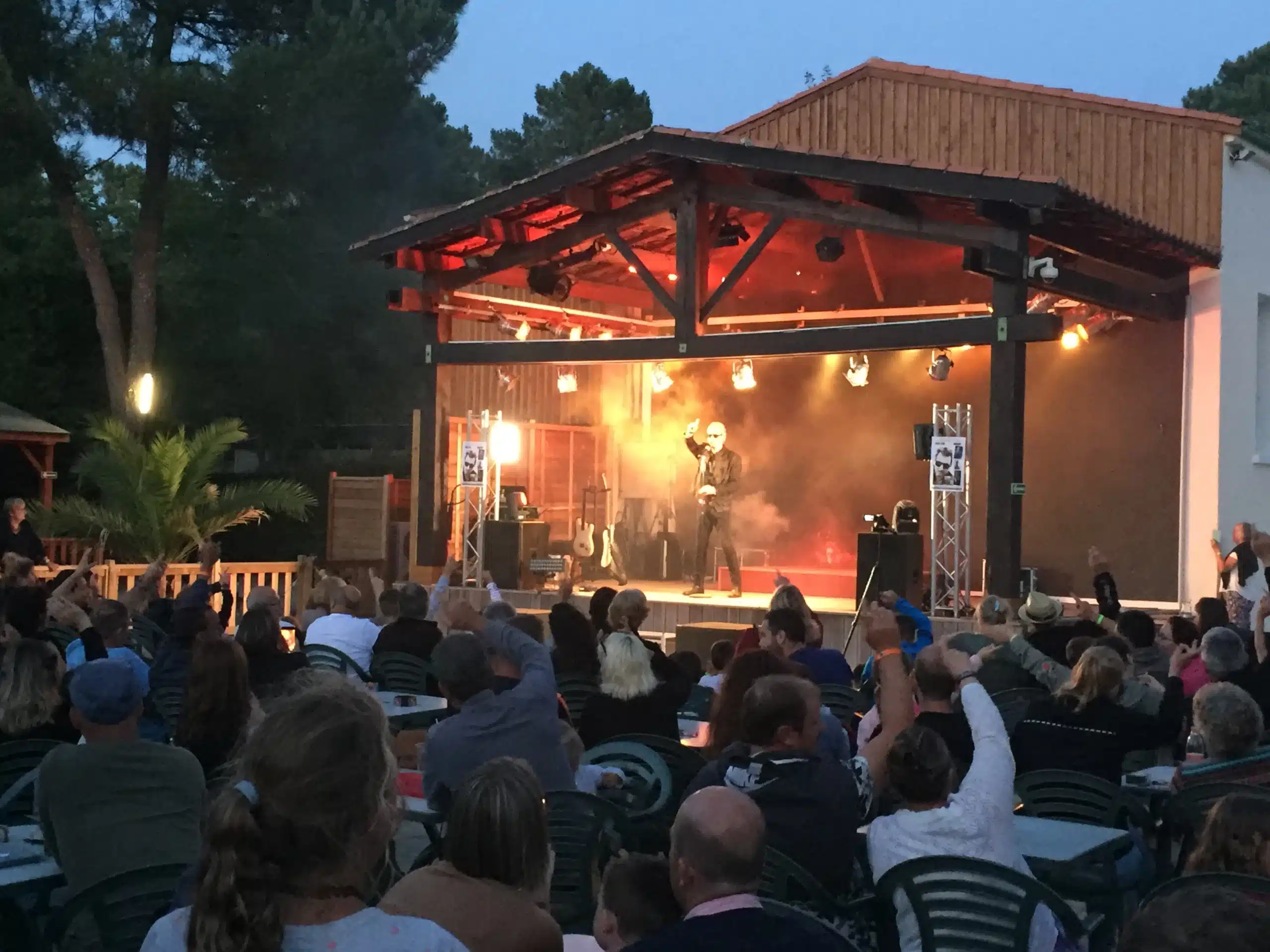 Open-Air-Konzert in der Abenddämmerung mit Publikum