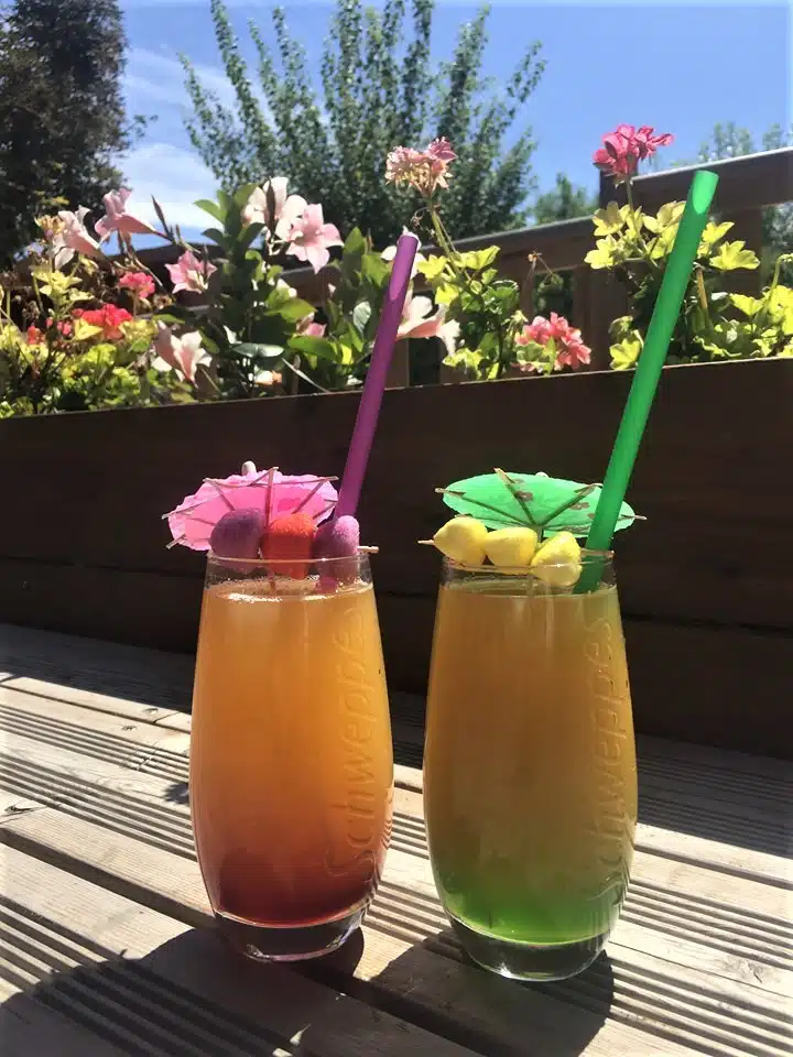 Bunte Cocktails auf der Sonnenterrasse.