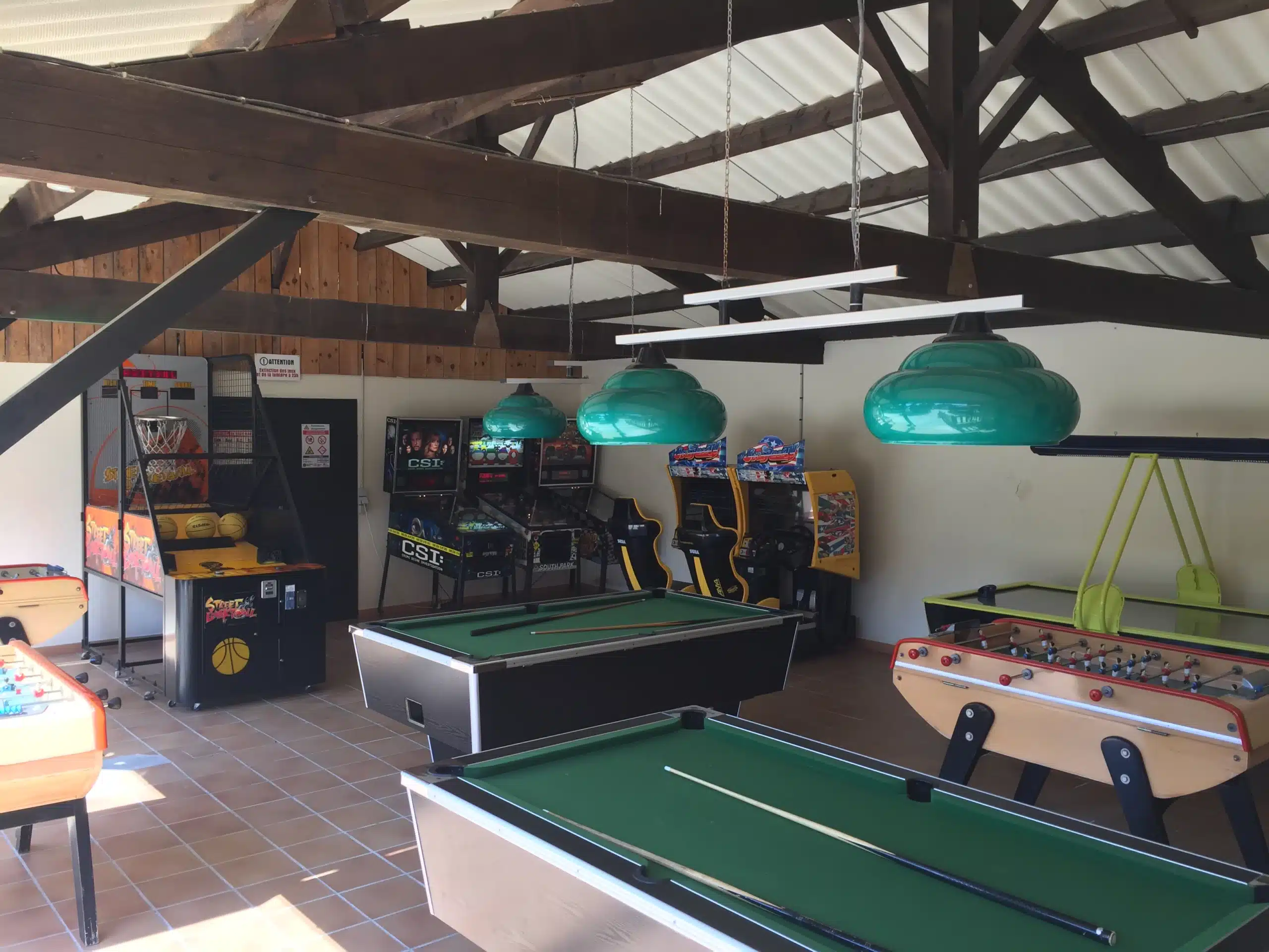 Speelkamer met biljart en retro arcades.