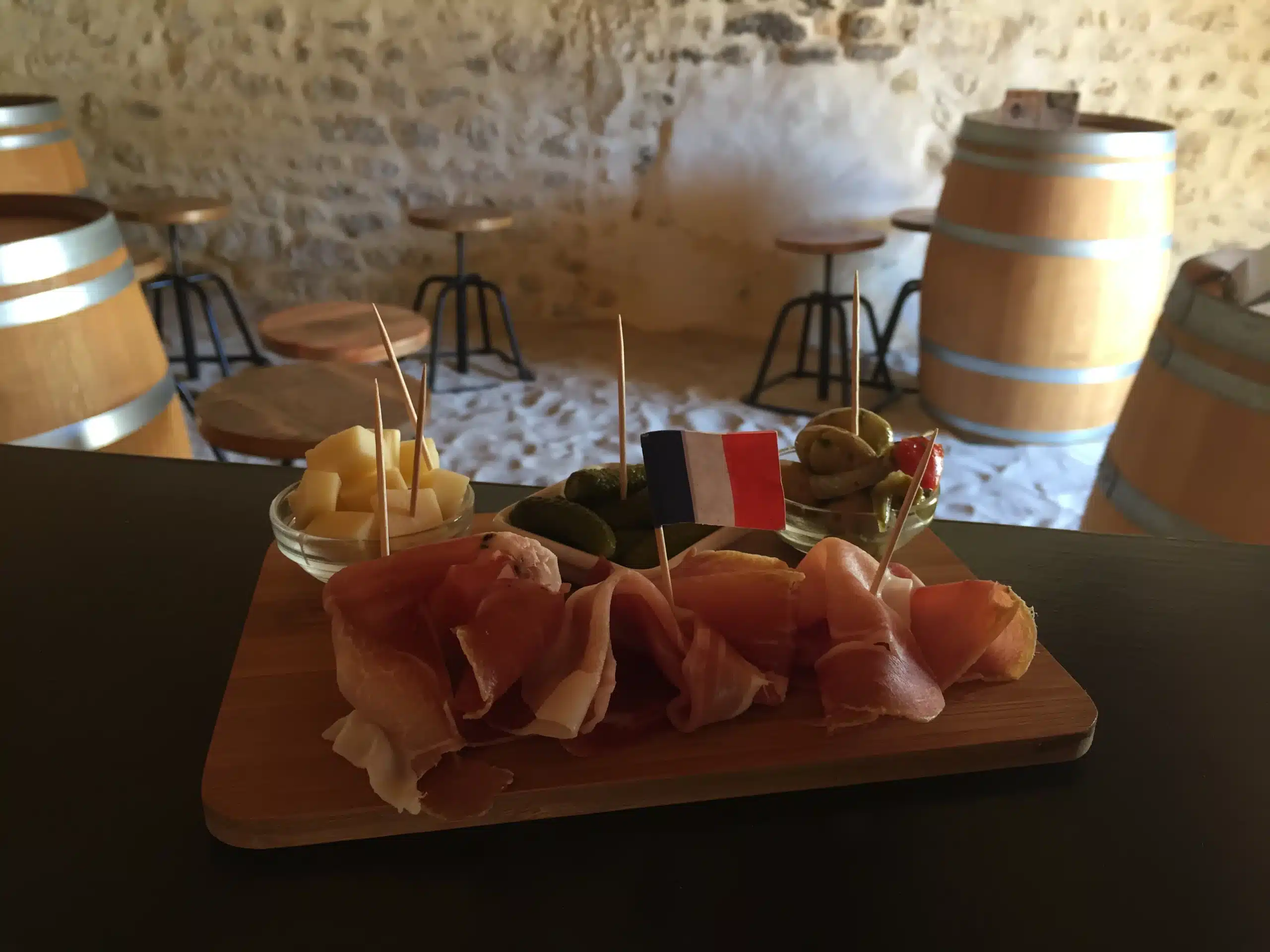 Wurstplatte und französischer Käse im Keller.