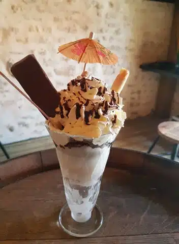 Chocolade en slagroomijs, versierd met parasols.