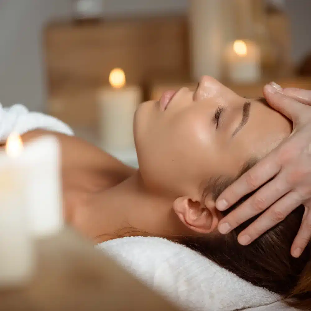 Massage relaxant avec bougies allumées