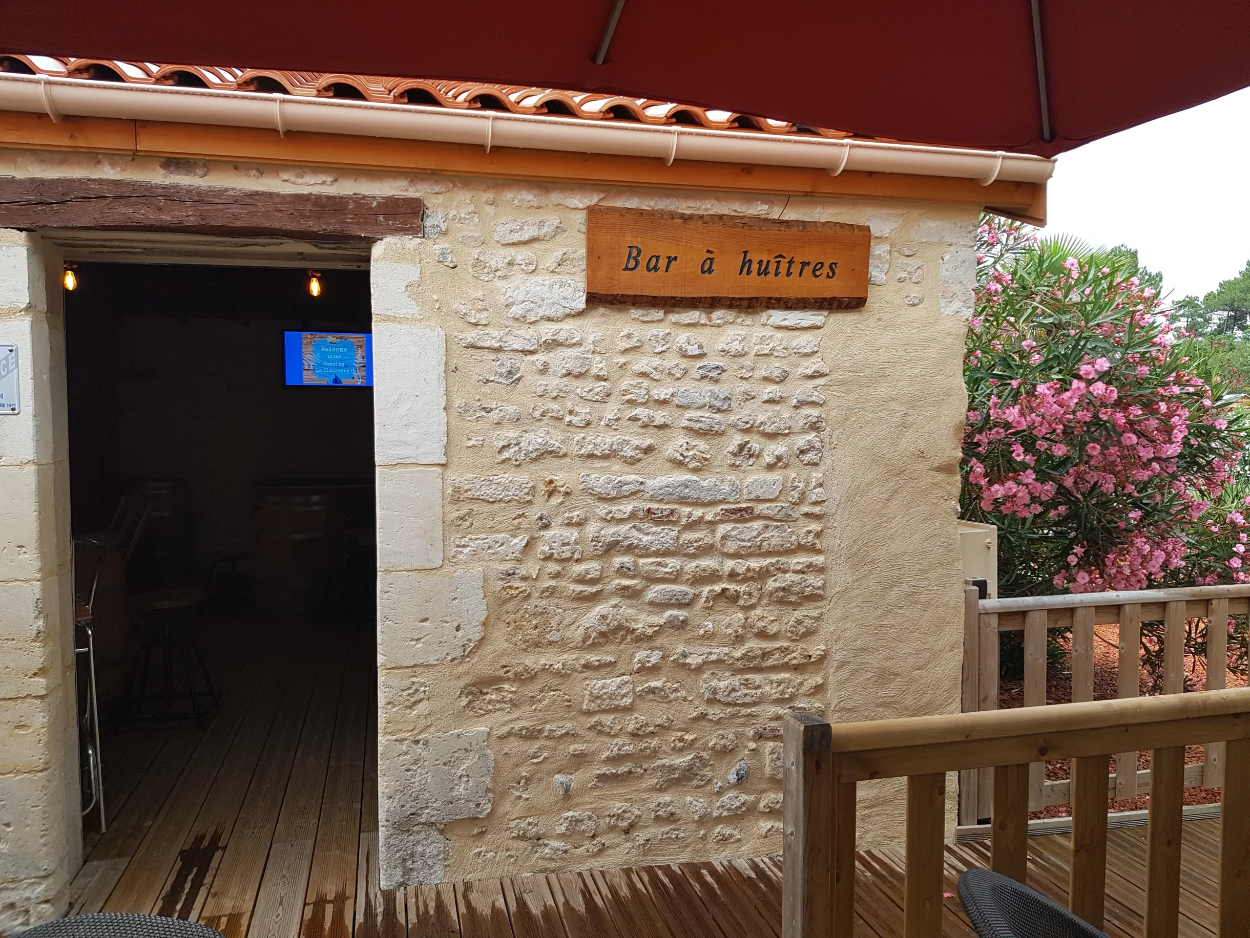 Entrée d'un bar à huîtres en pierre.