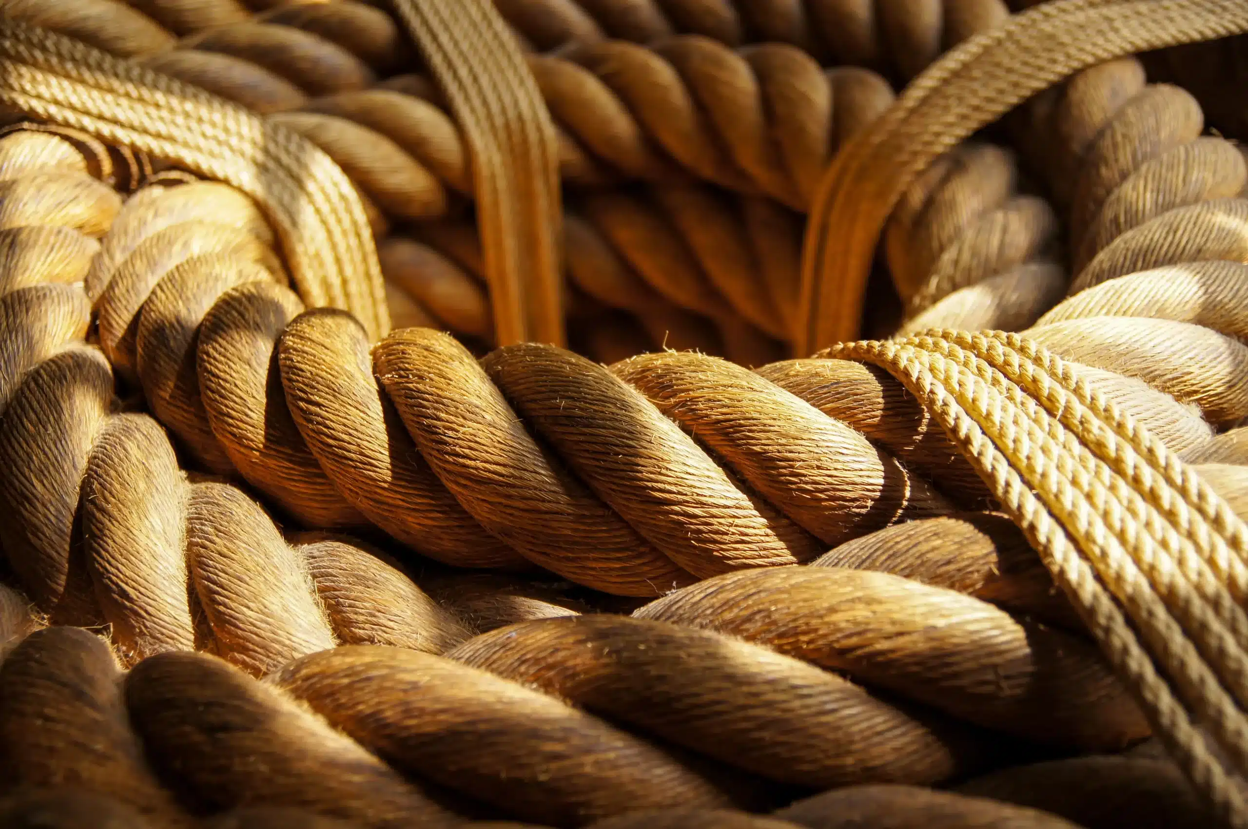 Gros plan de corde torsadée en fibres naturelles.