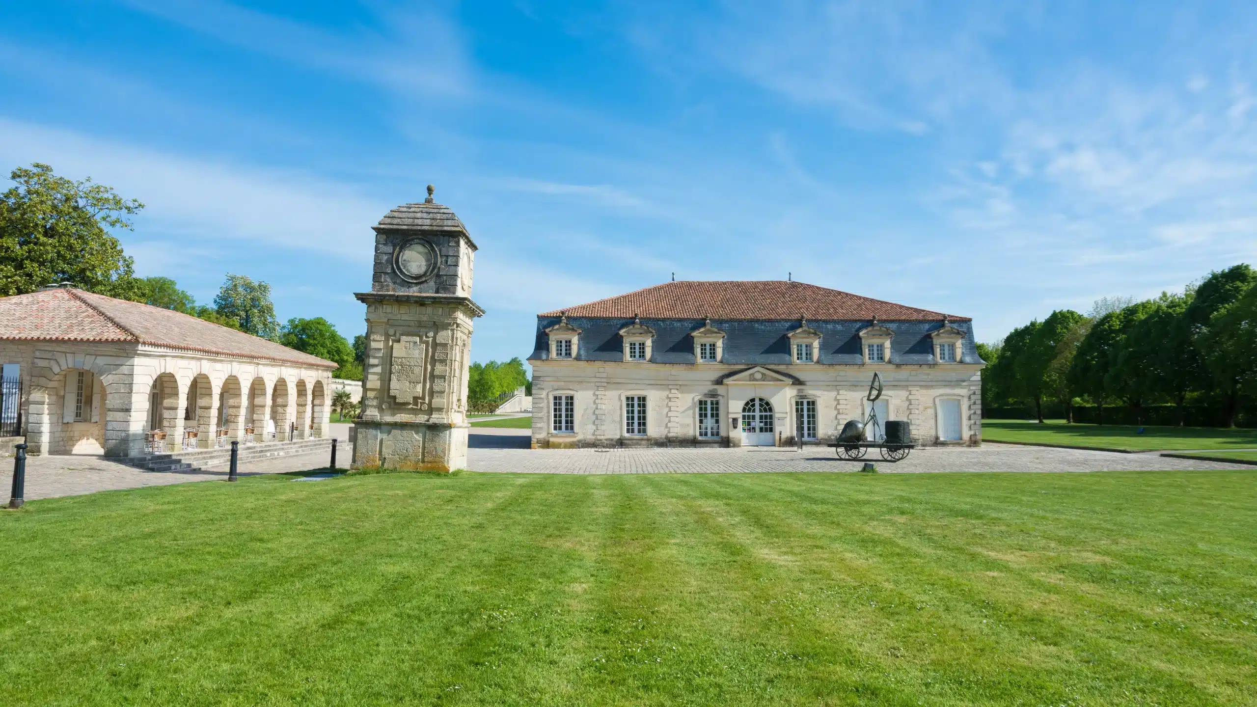 Château historique avec horloge, ciel bleu.