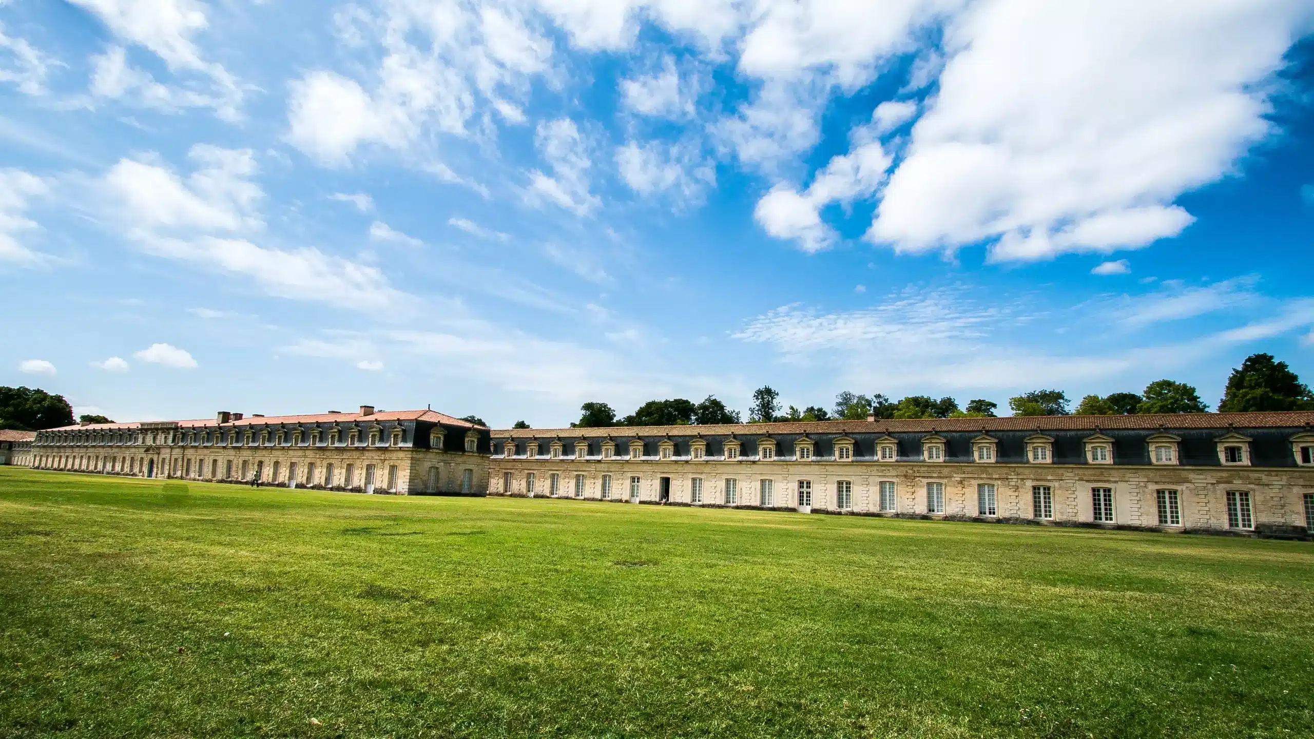 Bâtiment historique en pierre sous ciel bleu