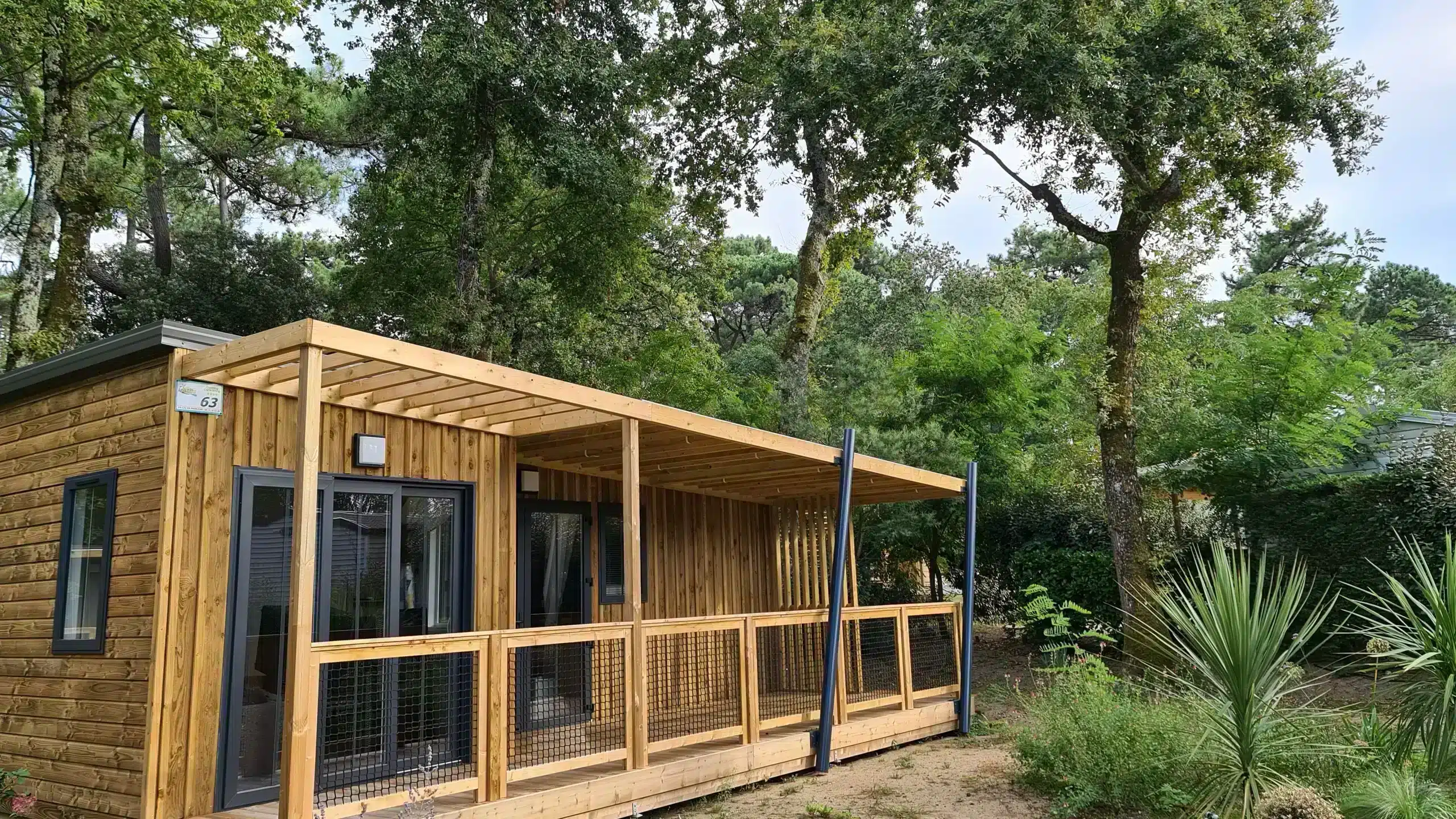 Chalet en bois moderne entouré de verdure