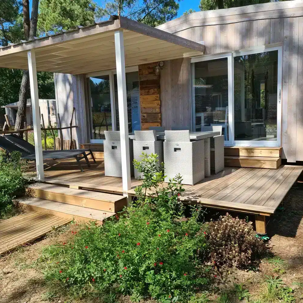 Terrasse en bois avec pergola et mobilier extérieur.