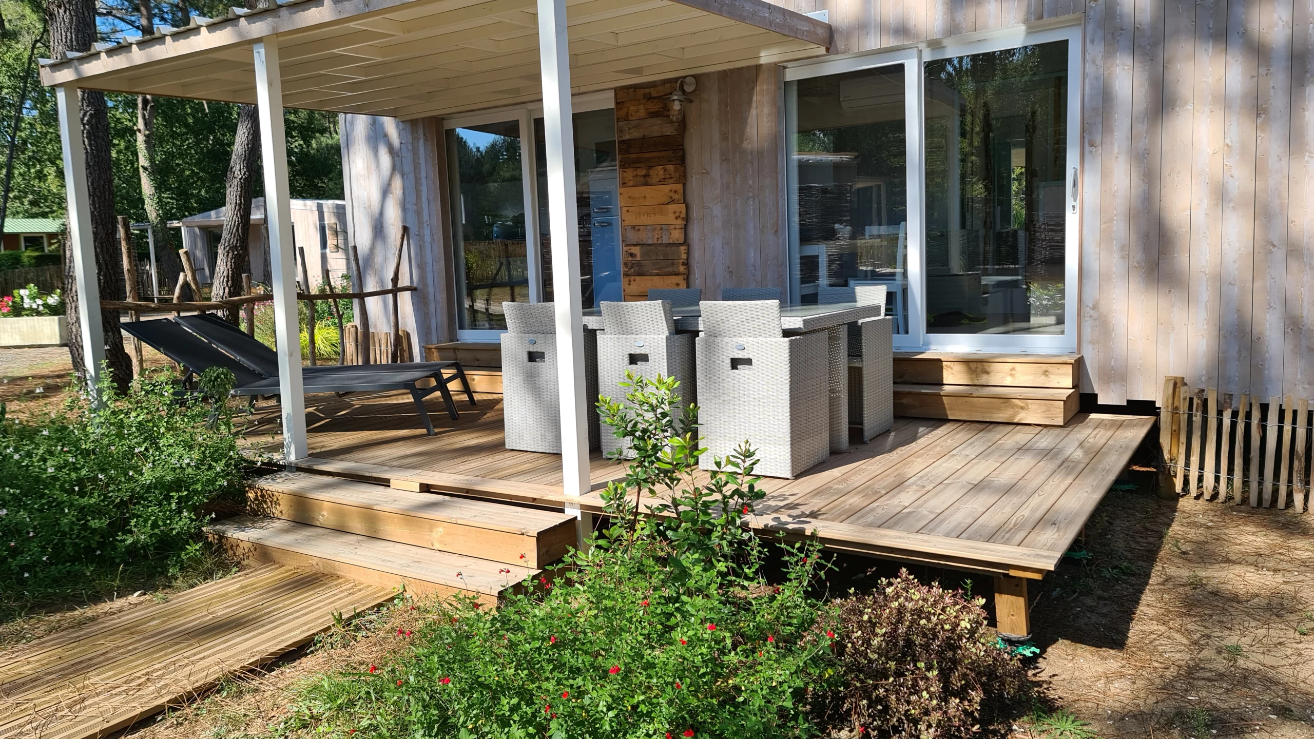 Terrasse en bois avec pergola et mobilier extérieur.