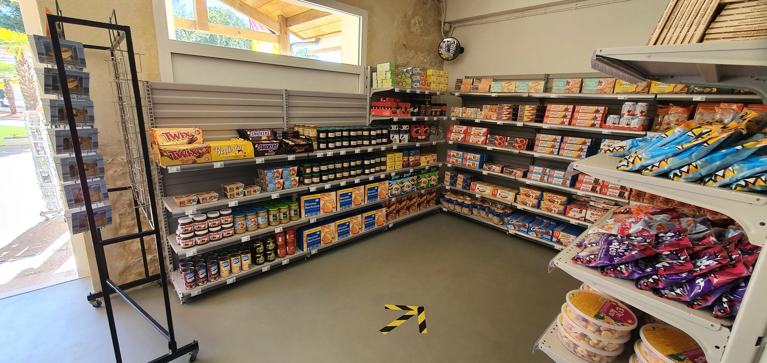 Étagères de produits dans une épicerie.