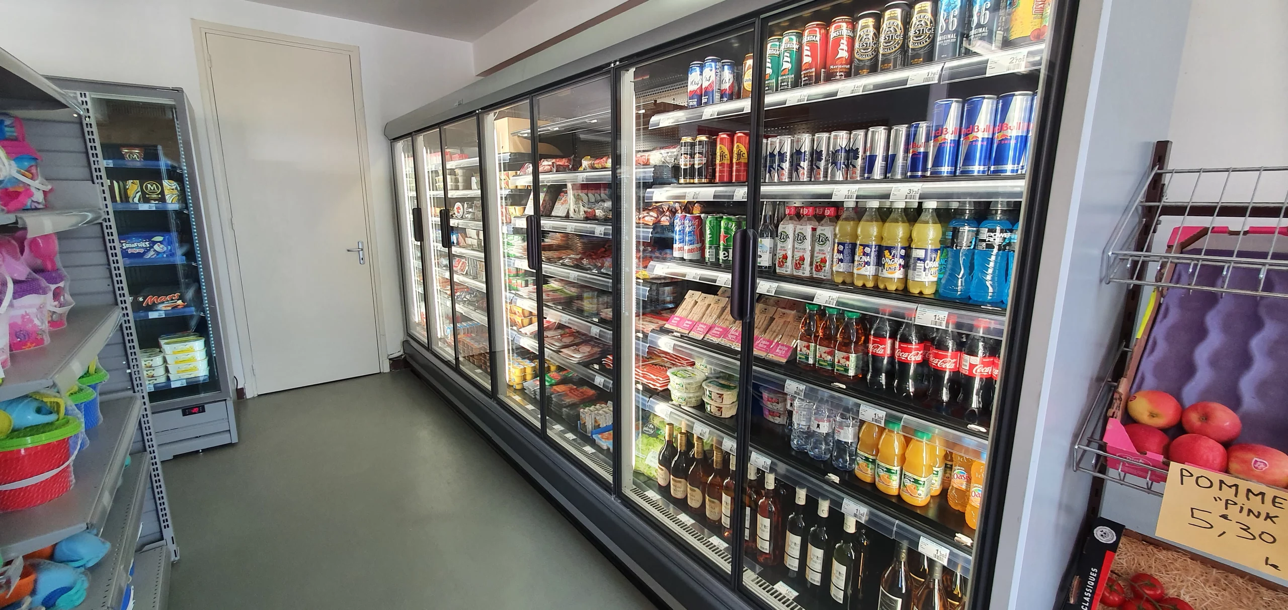 Rayon boissons et produits frais au supermarché.