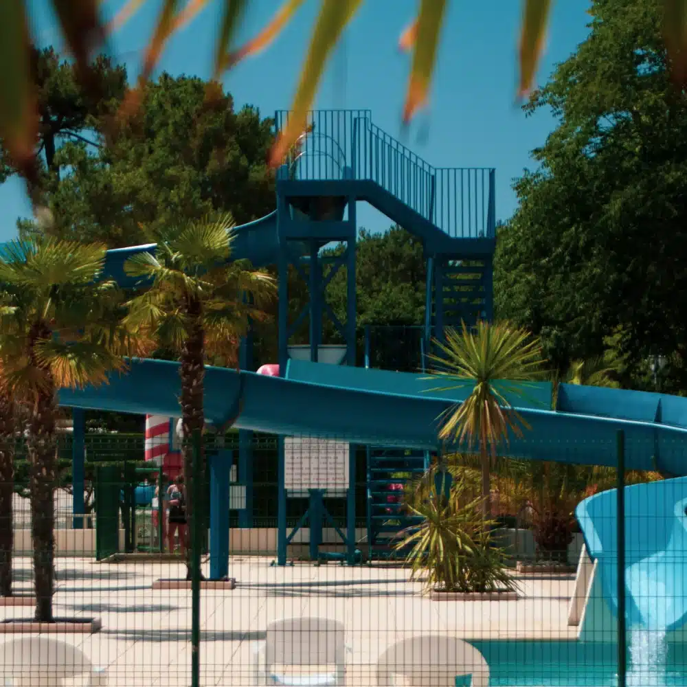 Toboggan aquatique bleu dans un parc aquatique.