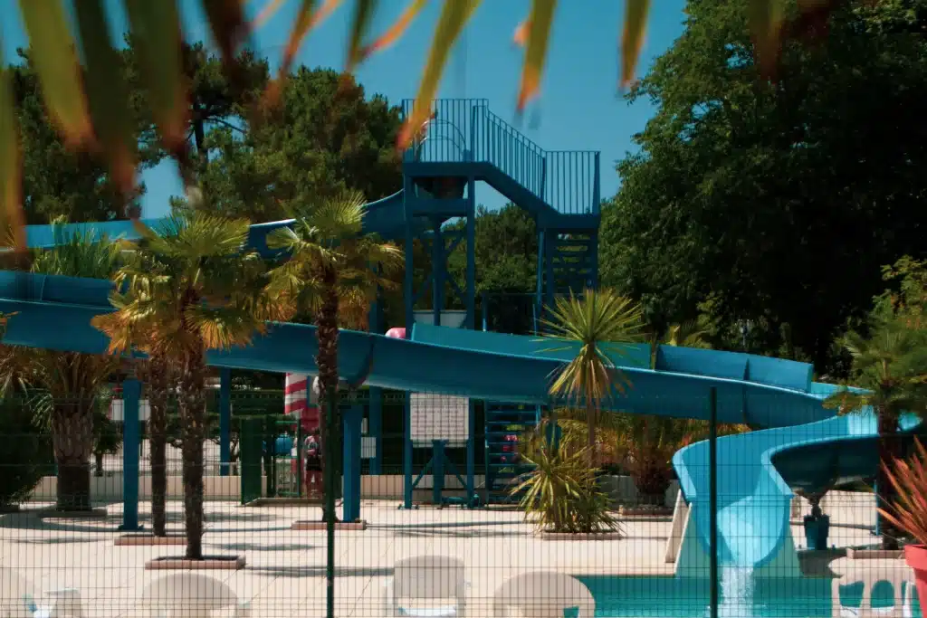 Toboggan aquatique bleu dans un parc aquatique.