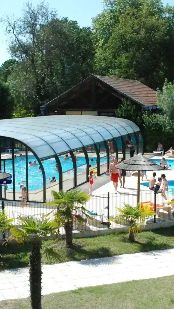 Schwimmen im Sommer im überdachten Außenpool.