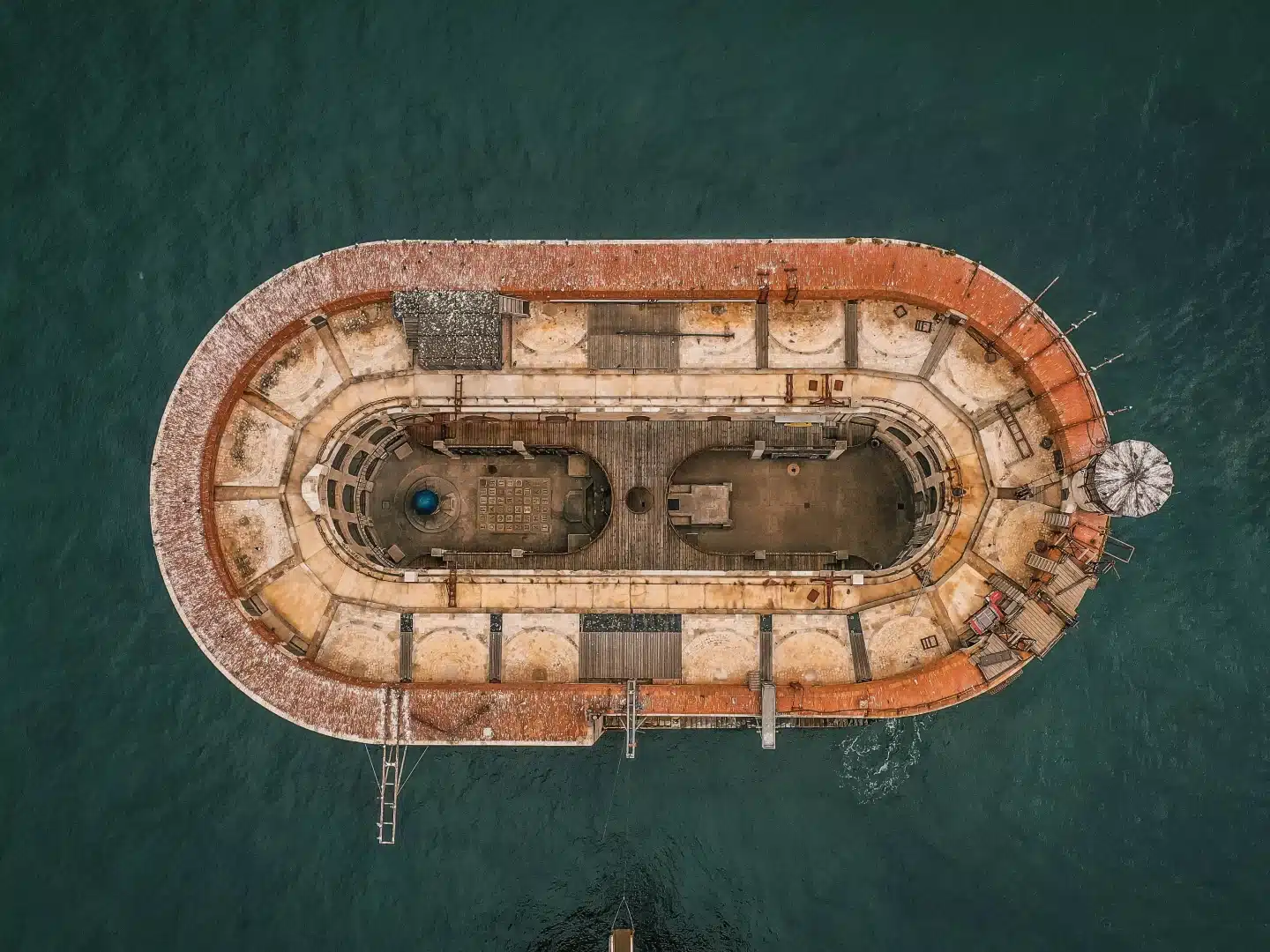 Vue aérienne d'une forteresse en mer