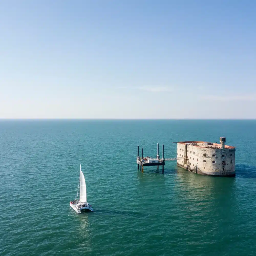 Voilier près d'un fort en mer