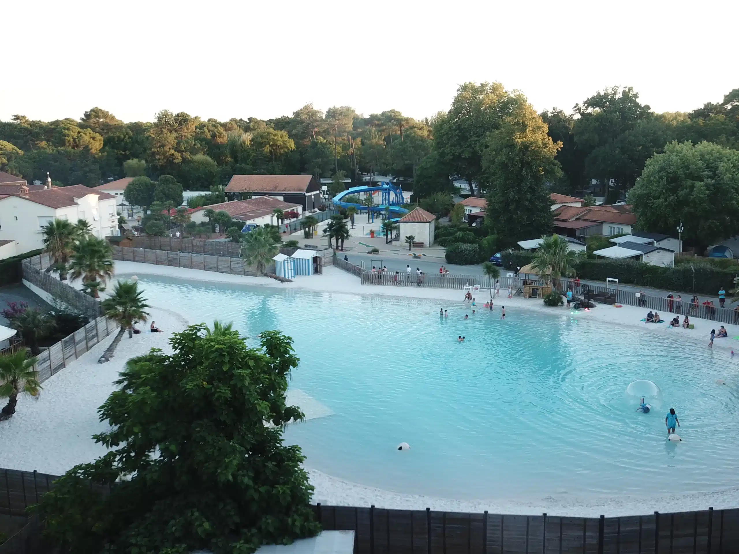 Luftaufnahme eines belebten Pools auf dem Campingplatz.