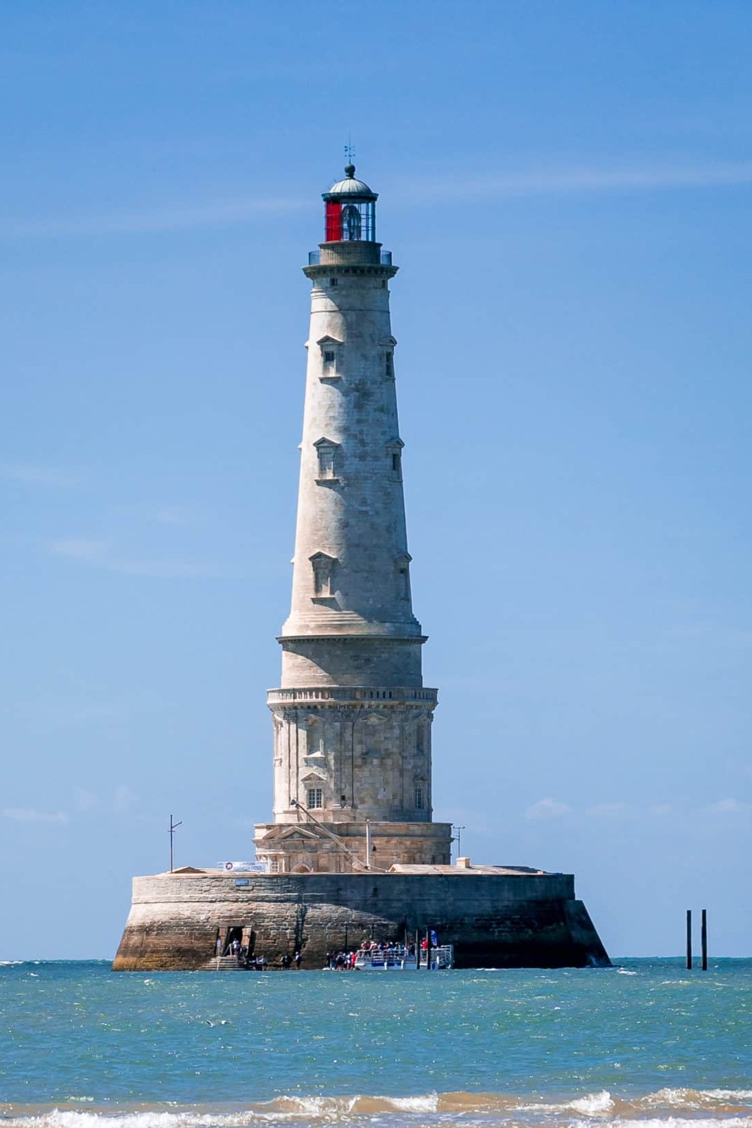 Phare en mer sur ciel bleu, France.