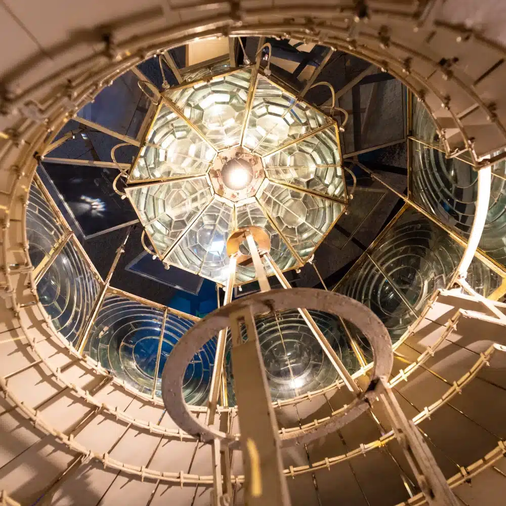 Mécanisme intérieur d'un phare, vue ascendante.