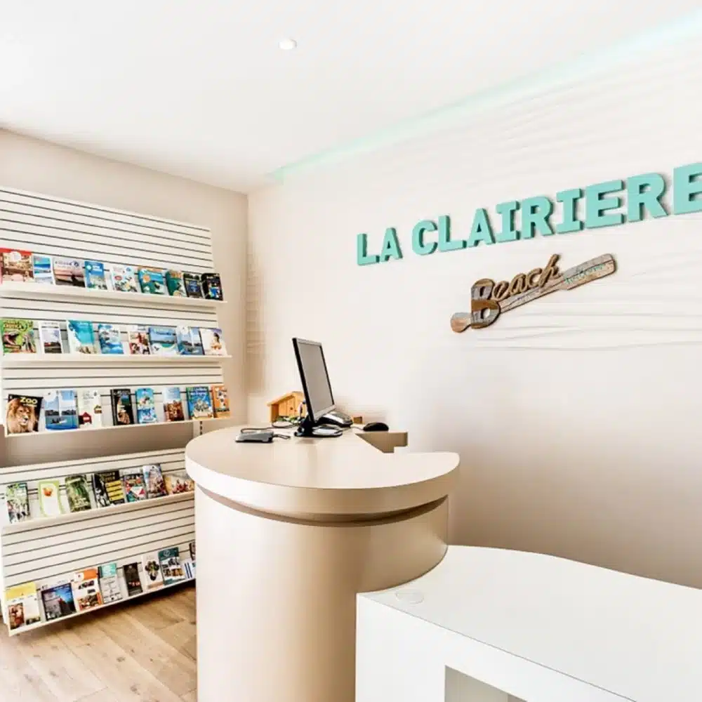 Accueil de La Clairière Beach avec brochures touristiques.