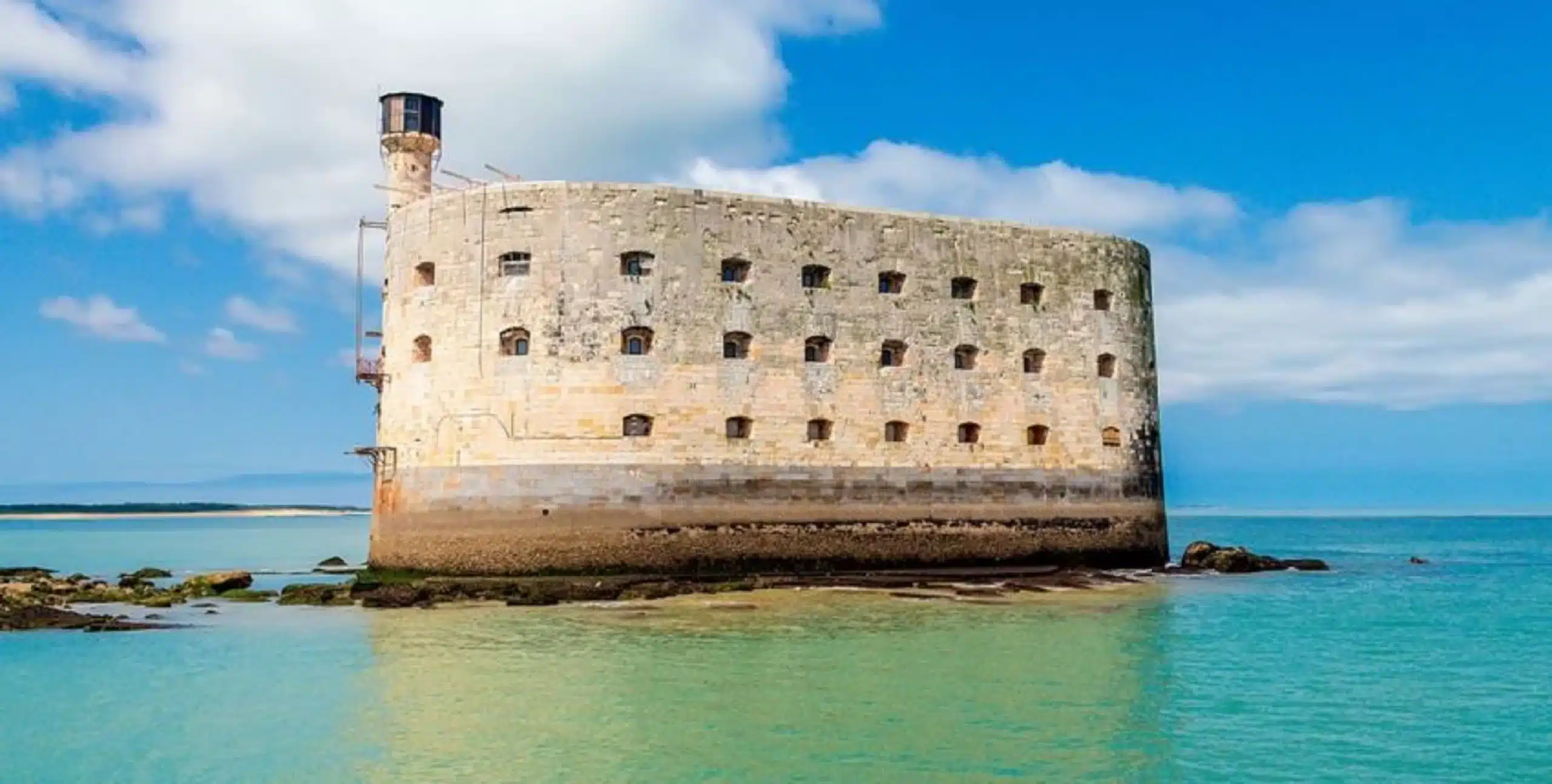 Fort maritime au bord de l'océan
