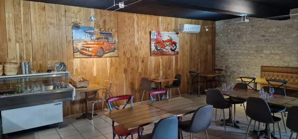 Salle de restaurant décorée avec tableaux vintage.