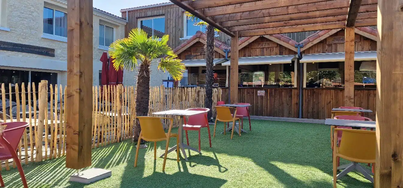 Terrasse avec chaises colorées et palmier
