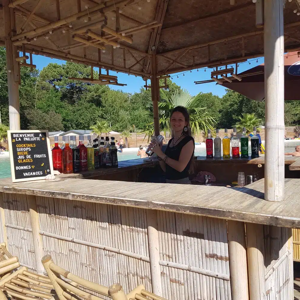 Bar en bambou près d'une piscine tropicale.