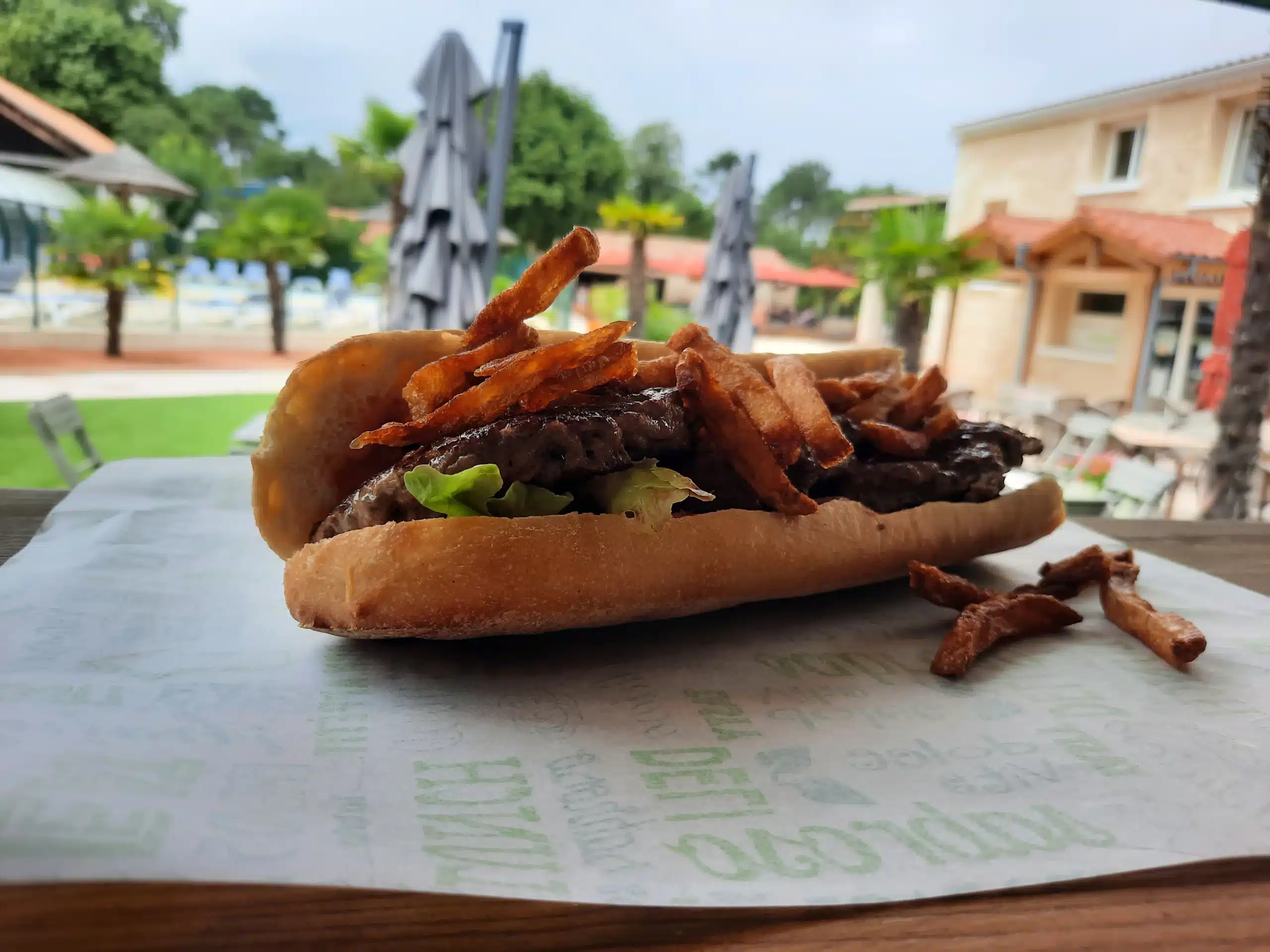 Steak-Sandwich mit Pommes frites, Außenterrasse.
