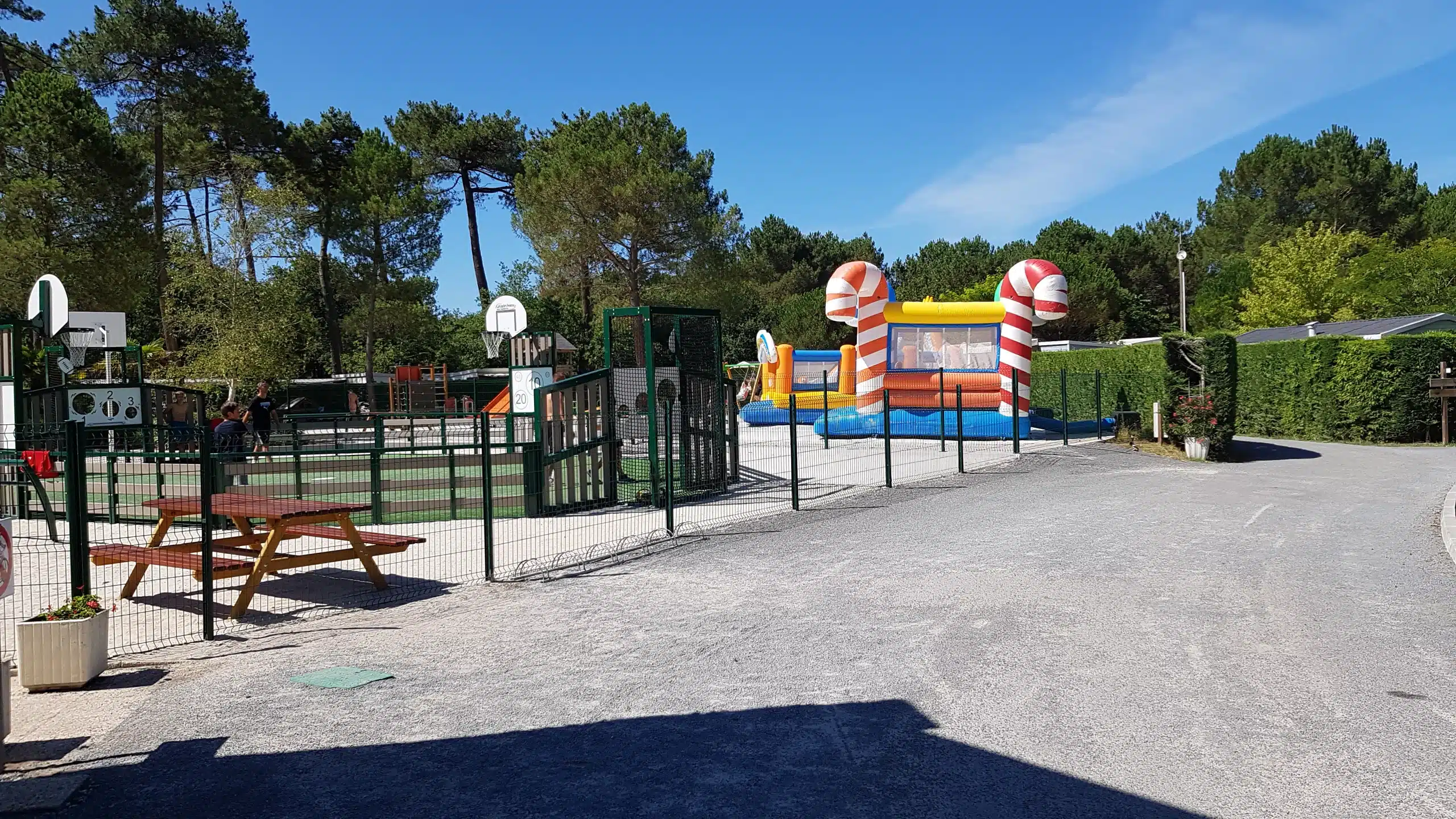 Aire de jeux extérieure avec structures gonflables.