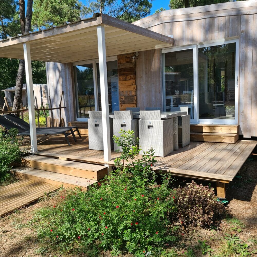 Terrasse en bois avec mobilier d'extérieur moderne.