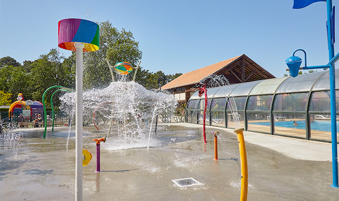 Aire de jeux aquatiques pour les enfants, derrière la piscine couverte