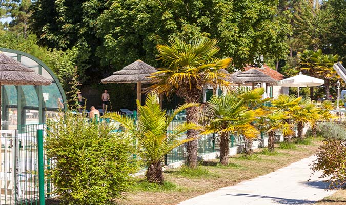 Allée du camping longeant la piscine