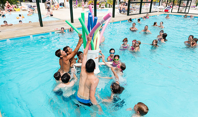 Animation et jeux à la piscine couverte du camping