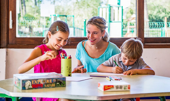 Atelier créatif au club enfants, encadré par les animateurs