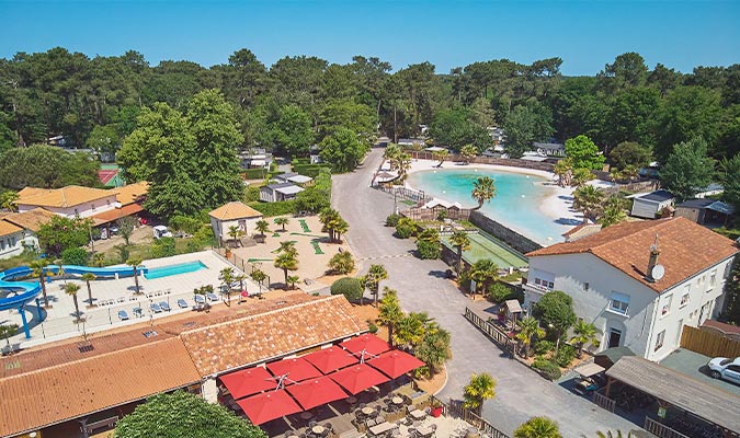 Lagon tropical et toboggan avec piscine vus du ciel