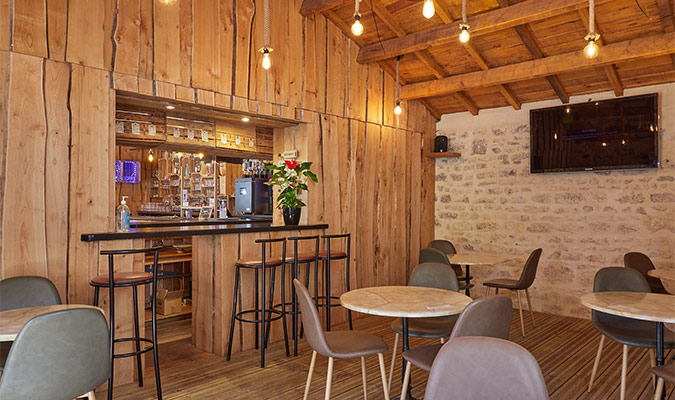 Salle en bois du restaurant avec bar et TV