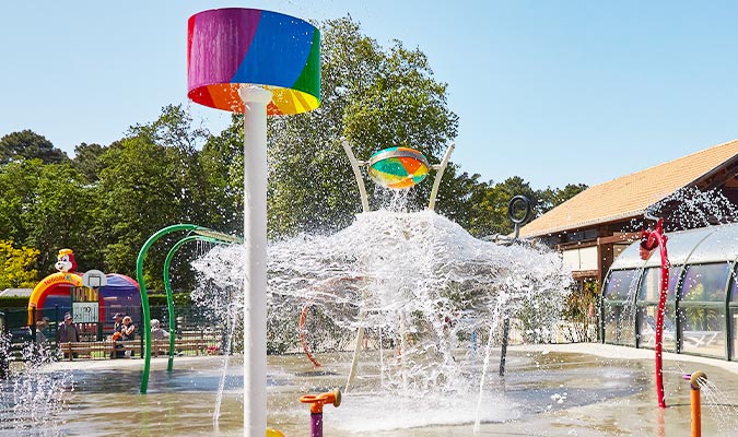 Aire de jeux aquatiques avec jets d'eau pour les enfants