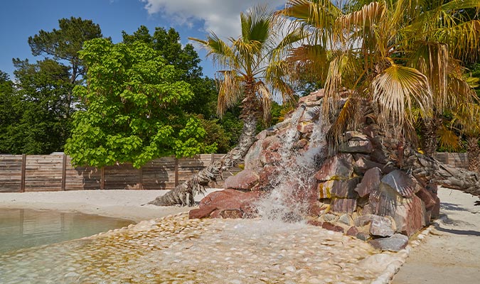 Fontaine en pierre dans le lagon