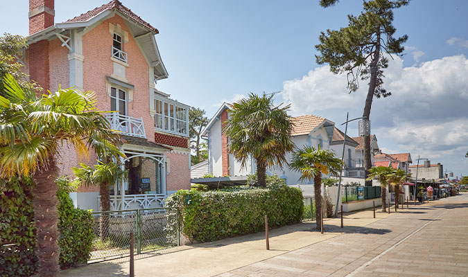 Village en bord de mer avec maisons à l'architecture typique de la région