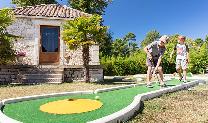 Initiation au mini golf au terrain de mini golf du camping