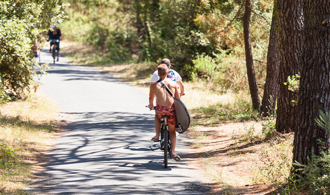 Promenade à vélo à l'extérieur du camping