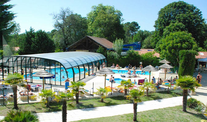 Piscine couverte et solarium